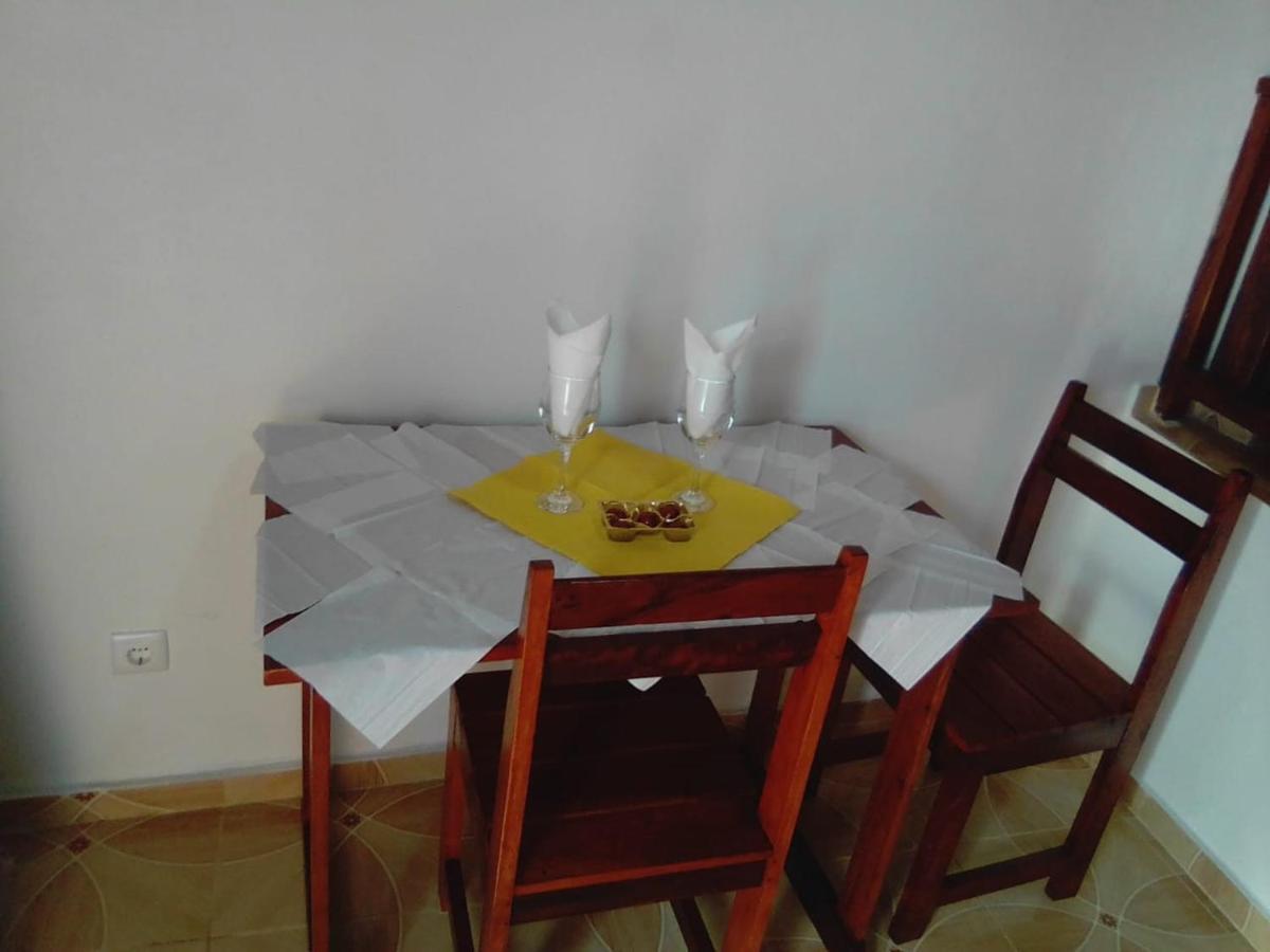 Domus Guesthouse Santana Bagian luar foto